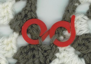 piquer le crochet dans les brins extérieurs côté endroit