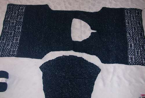 Présentation des morceaux du pull pour l'assemblage