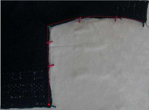 épingler le dessous des manches et les côtés